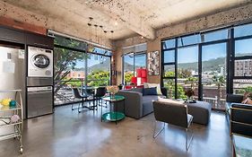 Manhattan-Style 2-Bedroom Apartment